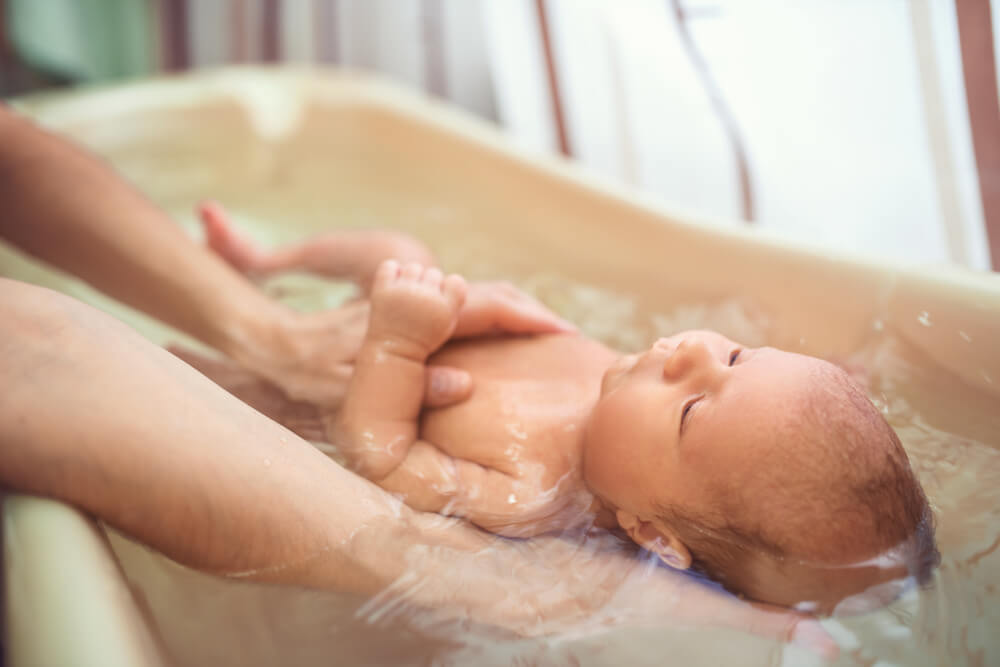 10 Pertanyaan Penting Soal Memandikan Bayi Baru Lahir