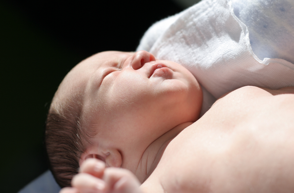 Simak Kiat Menjemur Bayi yang Benar di Pagi Hari