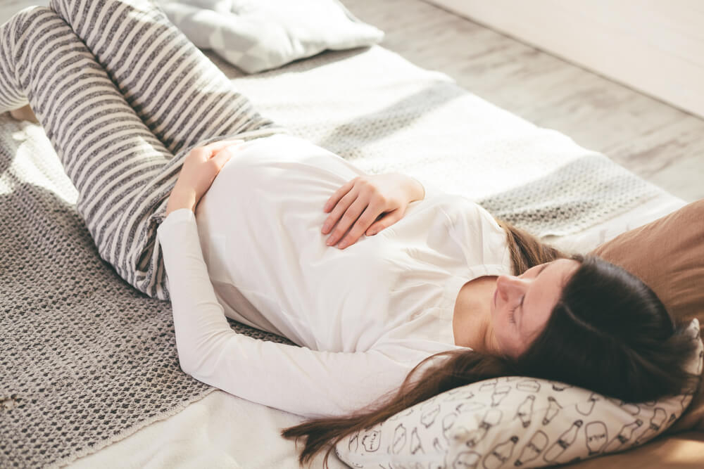 Bisakah Tidur Telentang Saat Kehamilan? Cek Risikonya