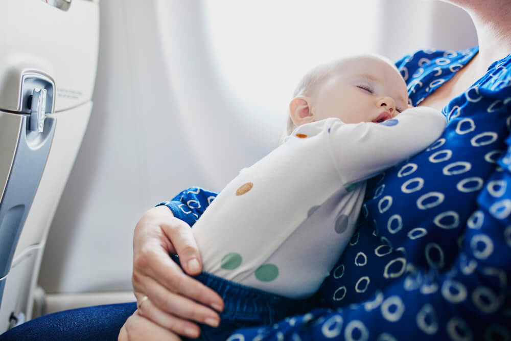 Kapan Bayi Boleh Naik Pesawat?