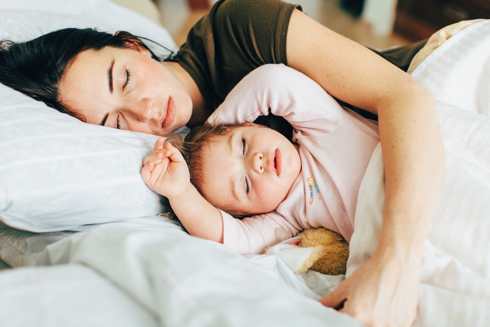 Kebiasaan Co-sleeping dan Manfaatnya Bagi Moms dan Anak