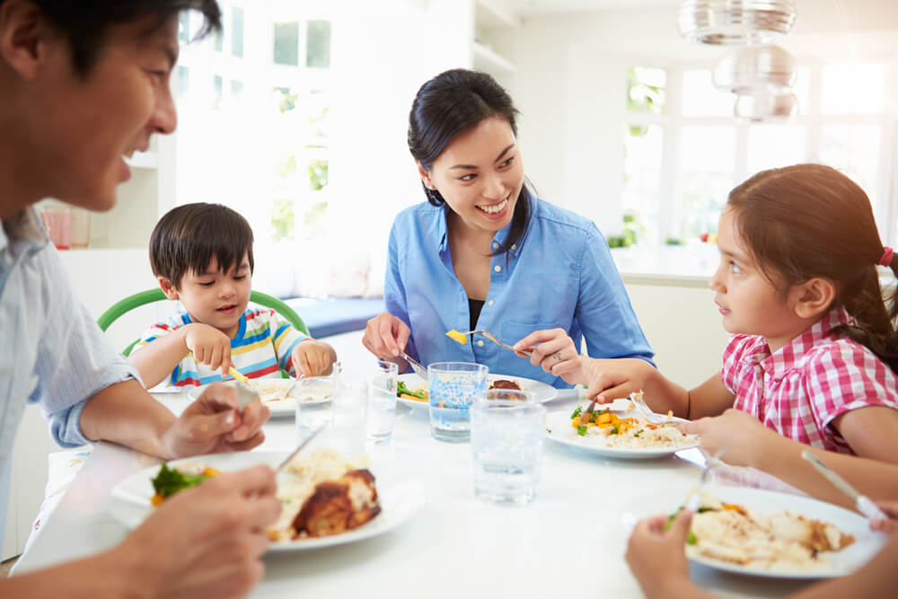 5 Kebiasaan Makan yang Sebaiknya Dikenalkan pada Anak 