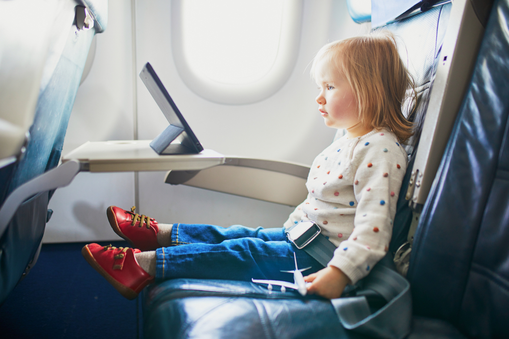 Barang Wajib Bawa Saat Naik Pesawat dengan Anak