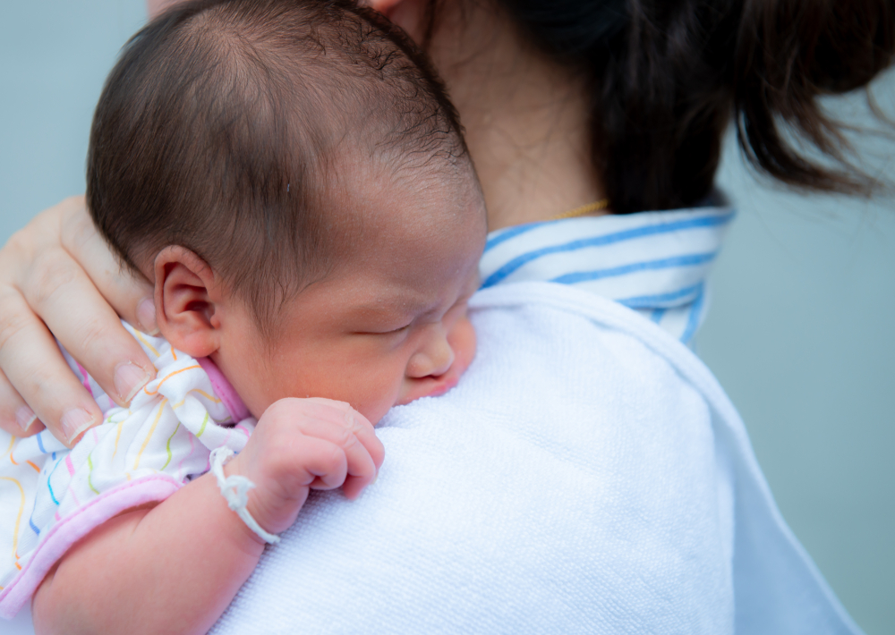 Tips Menyendawakan Bayi Newborn