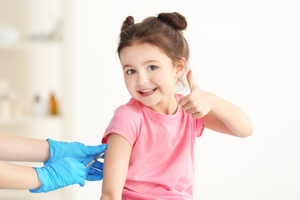Trik Efektif Agar Anak Senang Imunisasi