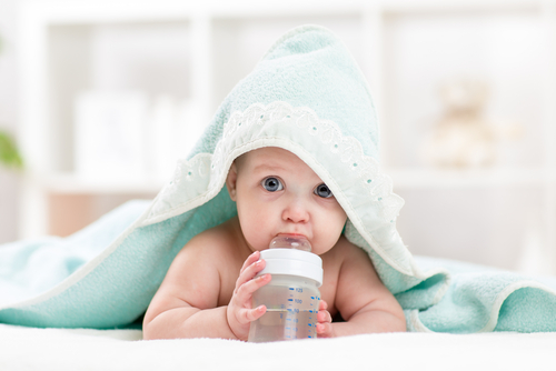 Amankah Bayi Minum Air Putih?