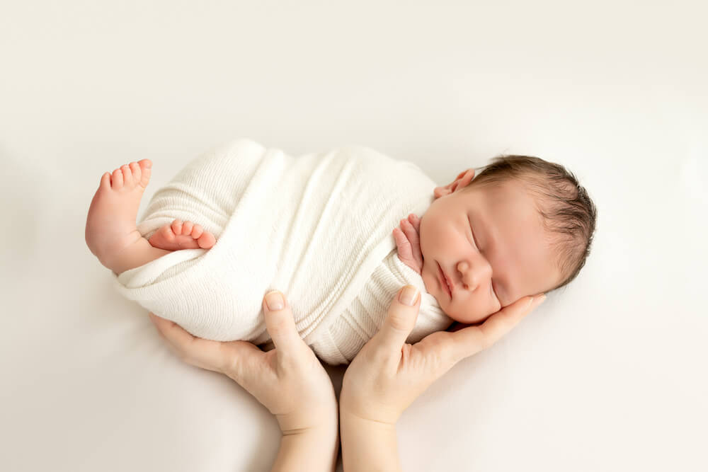 Mengenal Manfaat dan Risiko Bedong Bagi Bayi