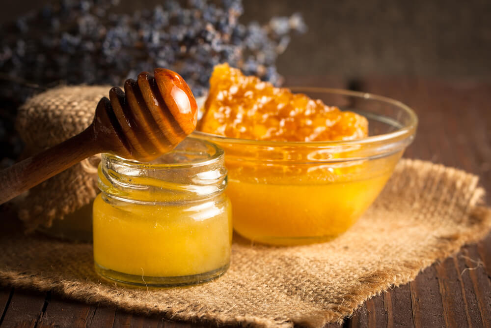 Kenali Perbedaan Raw Honey dan Madu Biasa