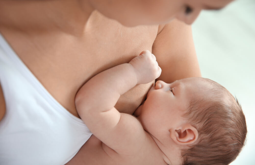 Bayi Sering Tersedak Saat Menyusu? Ini Cara Mengatasinya