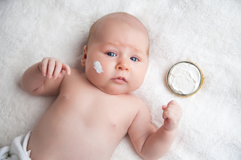 Cara Gunakan Skincare yang Aman pada Bayi
